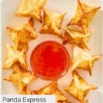 vista aérea de los rangoons de queso crema Panda Express caseros en un plato.