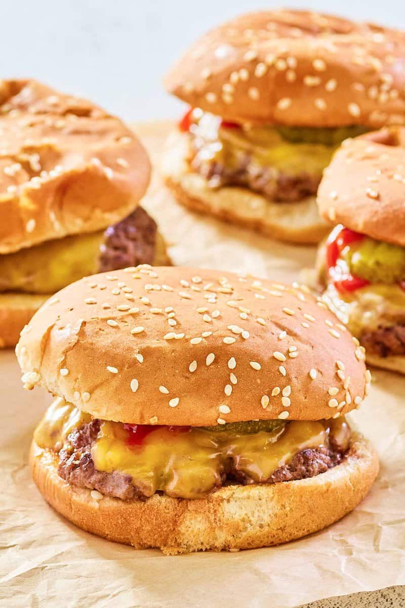 quattro imitazioni di hamburger al formaggio Burger King.
