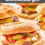 cheeseburger fatti in casa Burger King su carta pergamena marrone.