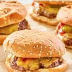Burger King Cheeseburger fatto in casa su carta pergamena marrone.
