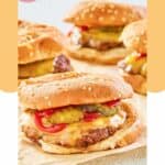 cheeseburger fatti in casa Burger King su carta da forno.