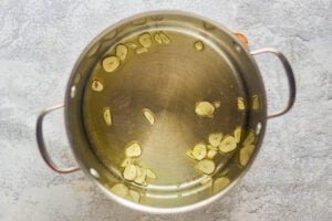 fette di aglio e olio d'oliva in una pentola.