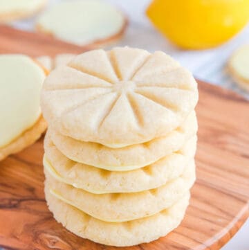 copycat Girl Scout lemonades cookies and a lemon.