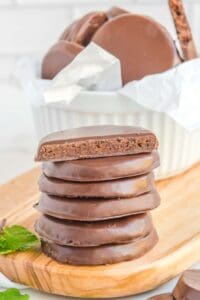 copycat Girl Scout thin mints in a stack and in a bowl.