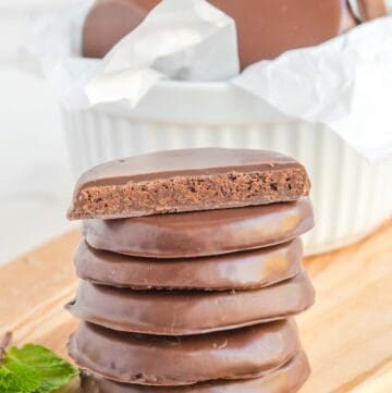 copycat Girl Scout thin mints in a stack and in a bowl.