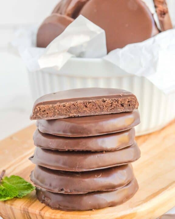 copycat Girl Scout thin mints in a stack and in a bowl.