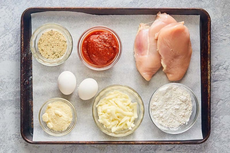 Ingredienti della parmigiana di pollo Olive Garden su un vassoio.