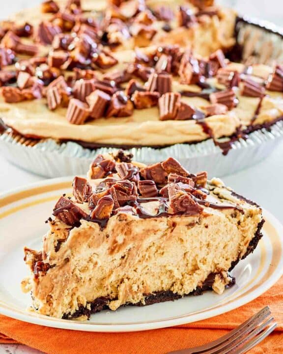 Reese's peanut butter pie slice with the pie behind it.