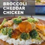 taklitçi Cracker Barrel brokoli çedarlı tavuk güveci bir tabakta pirinç üzerine.