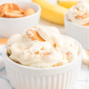 copycat Magnolia Bakery banana pudding, Nilla wafers, and bananas.