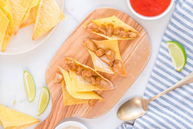 Wonton taco shells with chicken in them.