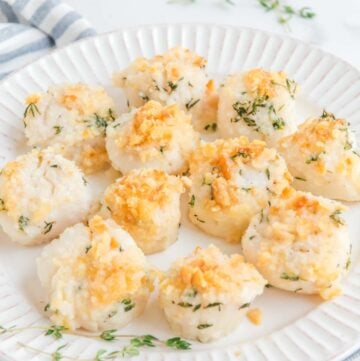 Baked Scallops with Ritz cracker topping on a plate.