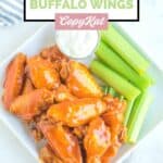Ev yapımı Buffalo Wild Wings Buffalo kanatları, daldırma sosu ve kerevizin üstten görünümü.