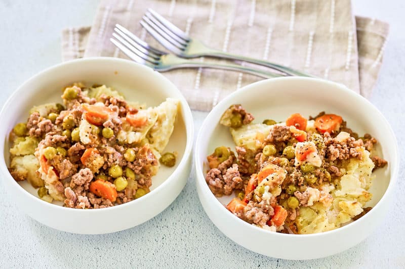 Shepherd's pie with beef in two bowls.