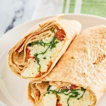 Copycat Starbucks Spinat-Feta-Wrap auf einem Teller.