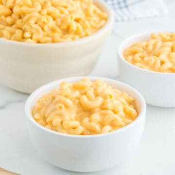 Copycat KFC mac and cheese in bowls.