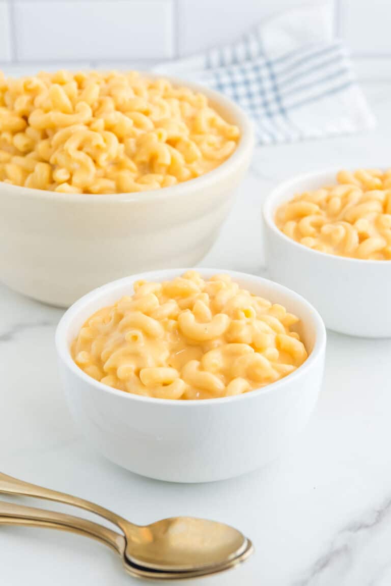 Copycat KFC mac and cheese in bowls.