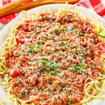 Hausgemachte Fleischsauce über Spaghetti auf einer Platte.