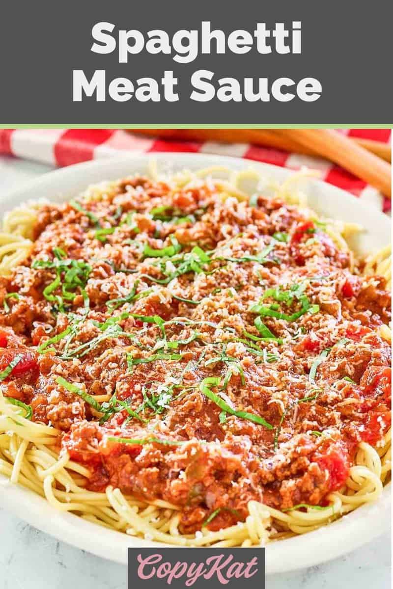 Hausgemachte Spaghetti-Fleischsauce auf Spaghetti-Nudeln auf einer Platte.