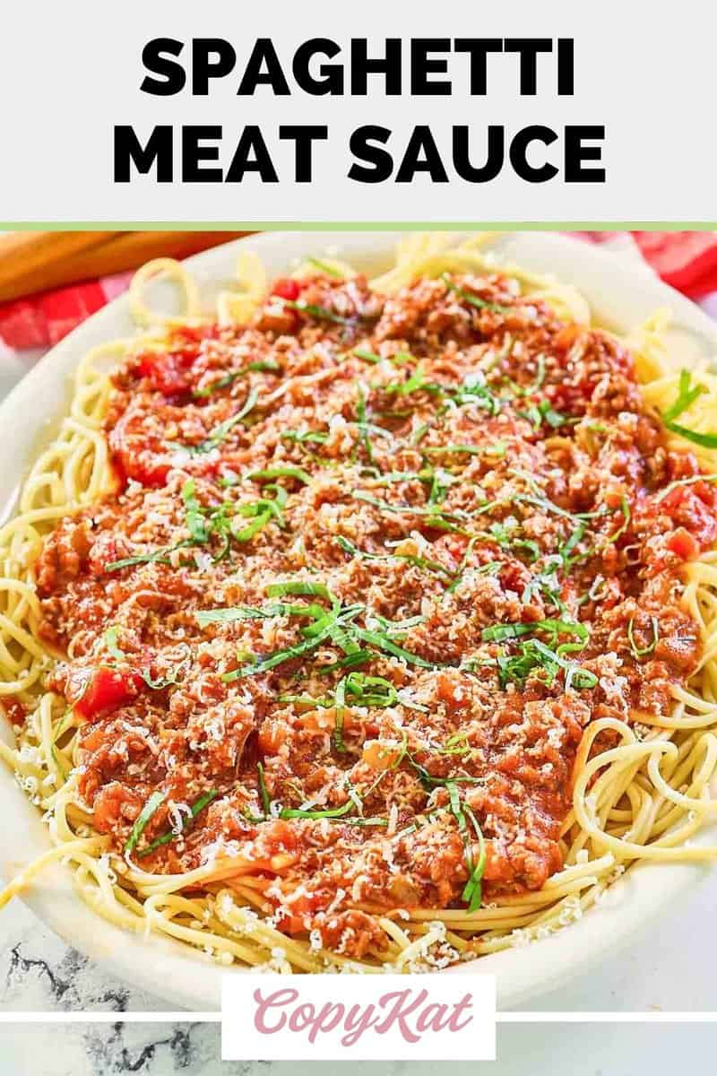 Hausgemachte Spaghetti-Fleischsauce und Spaghetti-Nudeln auf einer Platte.