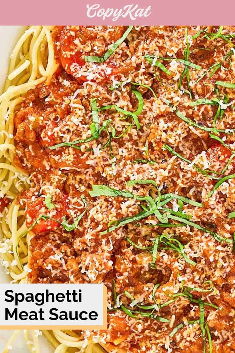 Nahaufnahme der hausgemachten Spaghetti-Fleischsoße von oben.