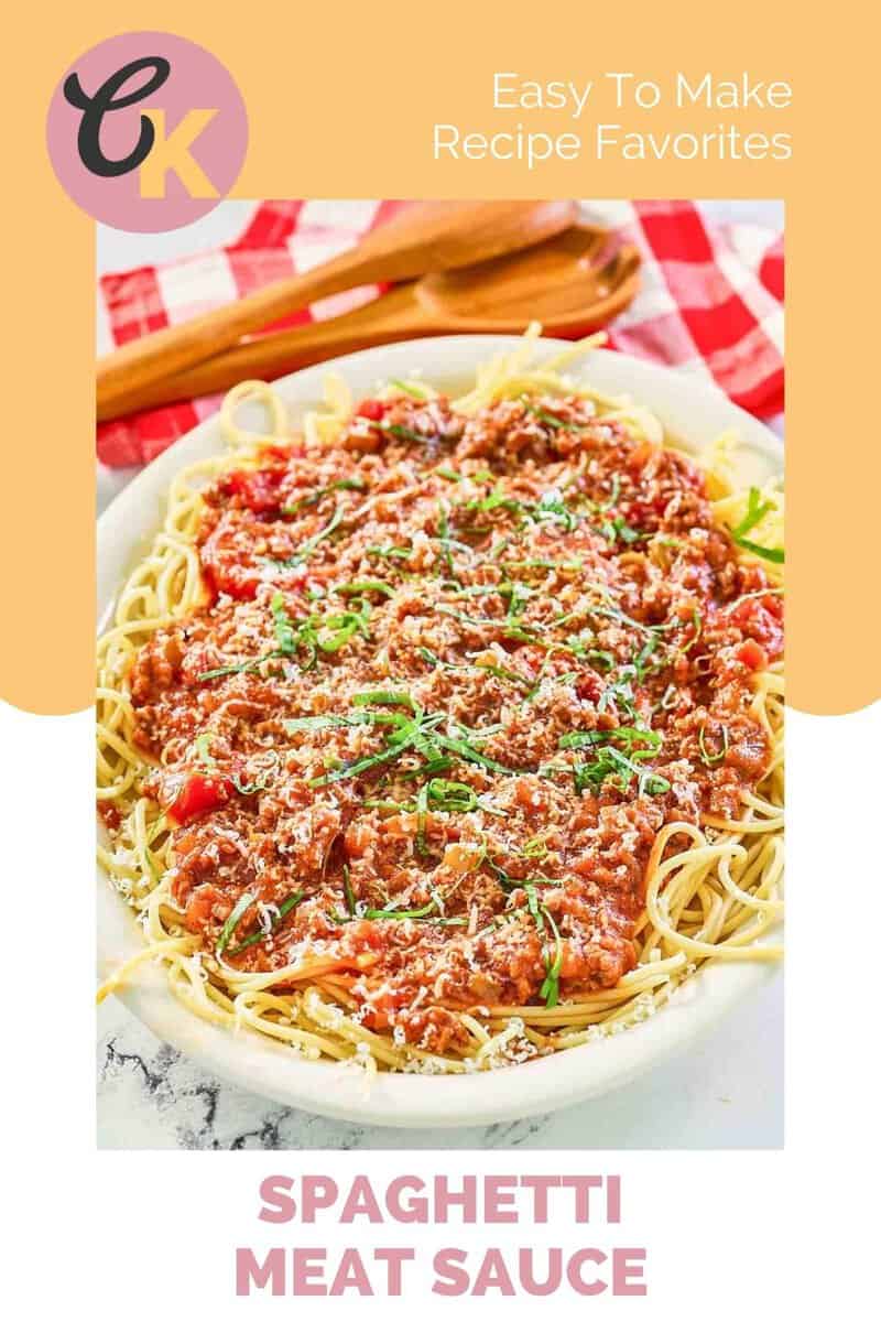Hausgemachte Fleischsauce über Spaghetti auf einer Platte.
