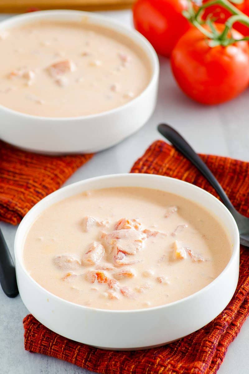 Copycat 4B's creamy tomato soup in two bowls.