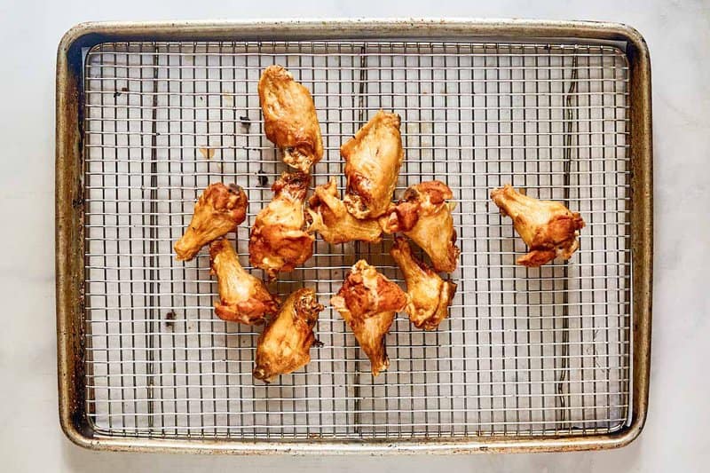 Fried chickenhearted  wings draining connected  a ligament  rack.