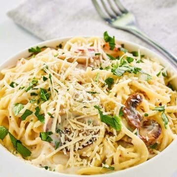 Copycat Olive Garden carbonara in a large bowl.