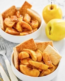 Copycat cracker barrel southern apple cobbler in two bowls.