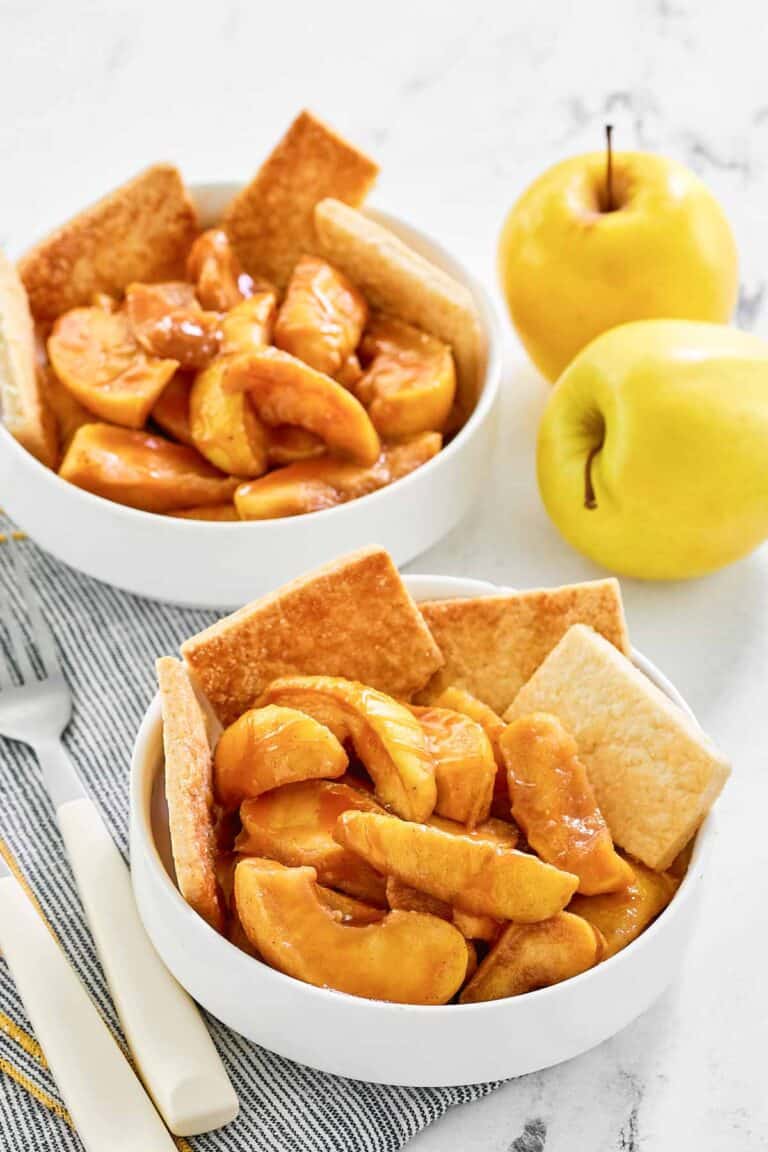 Copycat cracker barrel southern apple cobbler in two bowls.