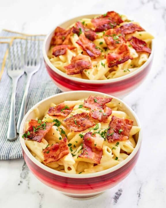 Copycat Applebee's four cheese mac and cheese in two bowls.