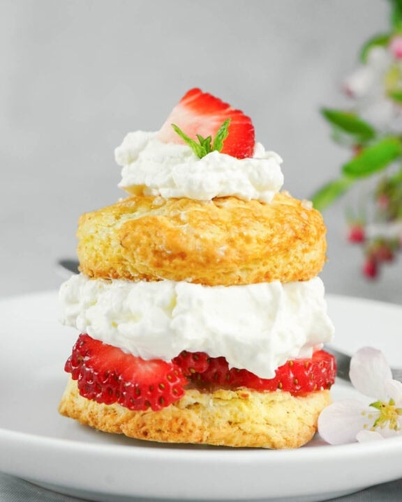 Copycat Ted's Montana Grill strawberry shortcake on a plate.
