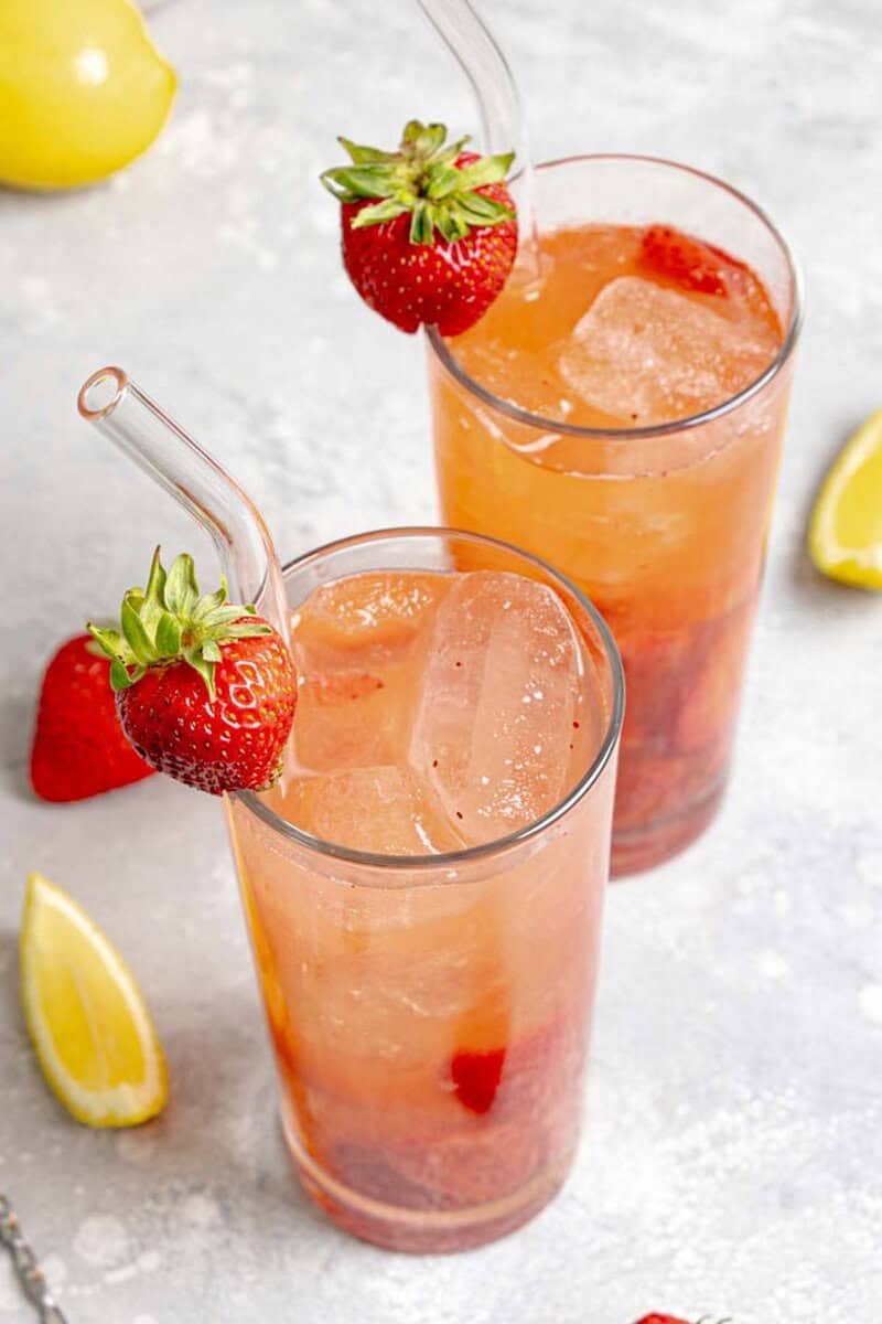 Copycat Red Robin freckled lemonade in two glasses.