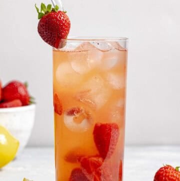 Copycat Red Robin freckled lemonade, strawberries, and lemon wedge.