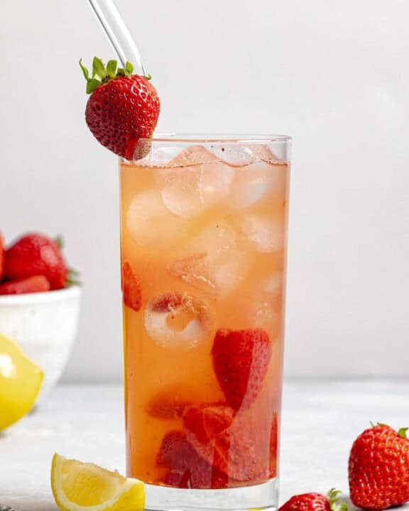Copycat Red Robin freckled lemonade, strawberries, and lemon wedge.