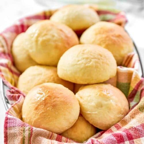 Copycat golden corral dinner rolls in a serving basket.
