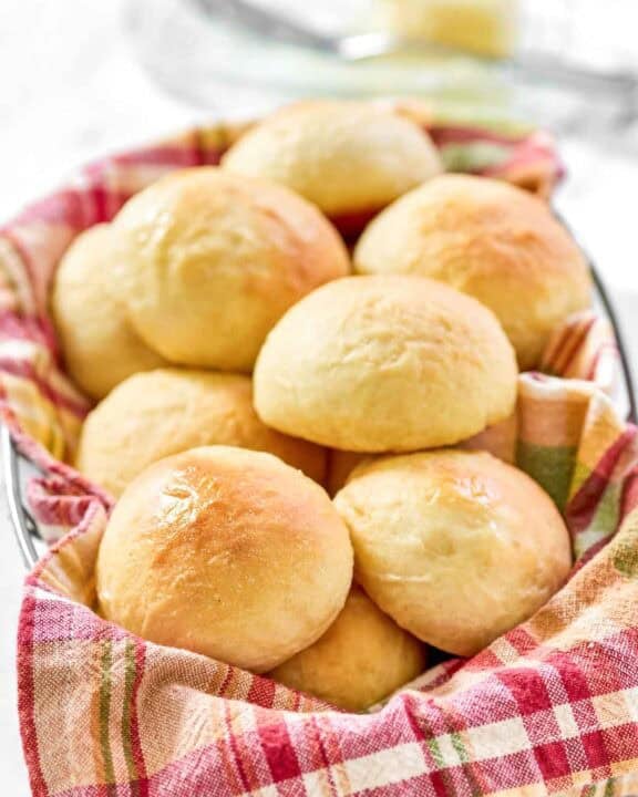 Copycat golden corral dinner rolls in a serving basket.