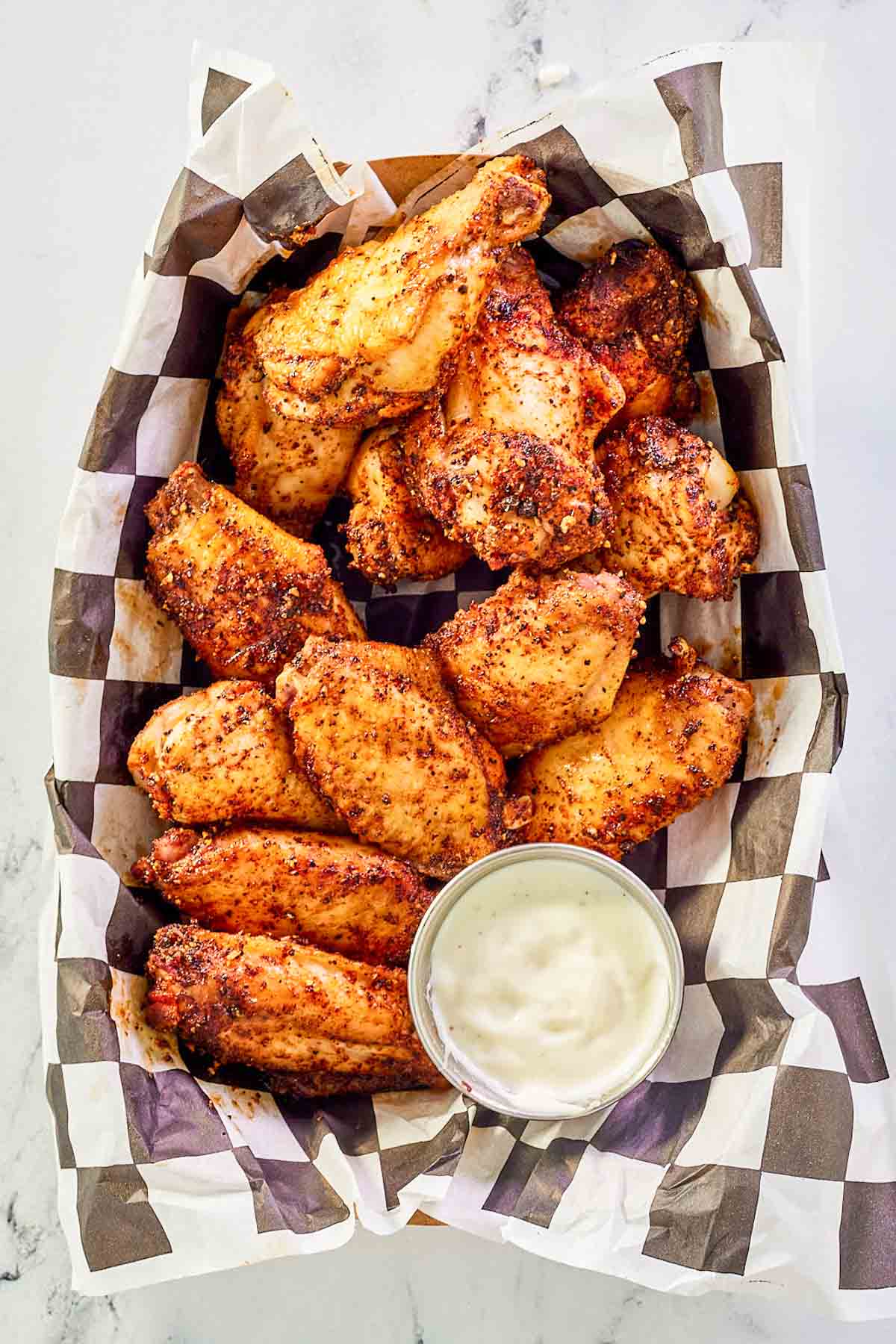 Smoked chicken wings flavored with dry seasoning.