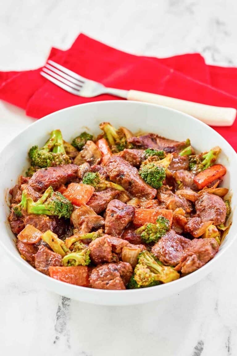 Stir-fried steak, broccoli, bell peppers, mushrooms, and onions with black pepper sauce.