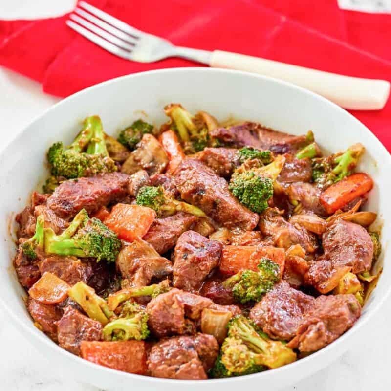 Stir-fried steak, broccoli, bell peppers, mushrooms, and onions with black pepper sauce.