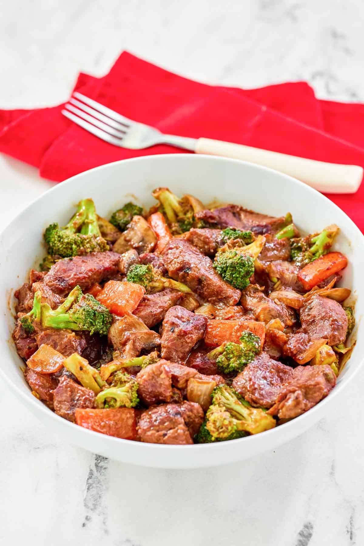 Stir-fried steak, broccoli, bell peppers, mushrooms, and onions with black pepper sauce.