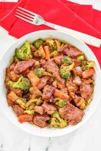 Stir fry with steak, vegetables, and black pepper sauce.