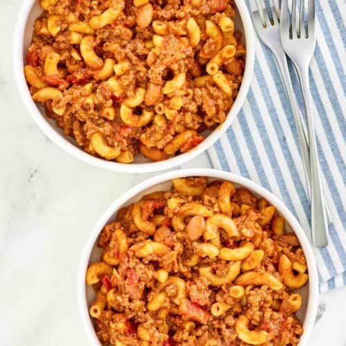 Cheesy chili macaroni in bowls.